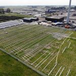 Montage van de onderconstructie aan de andere kant van het veld.